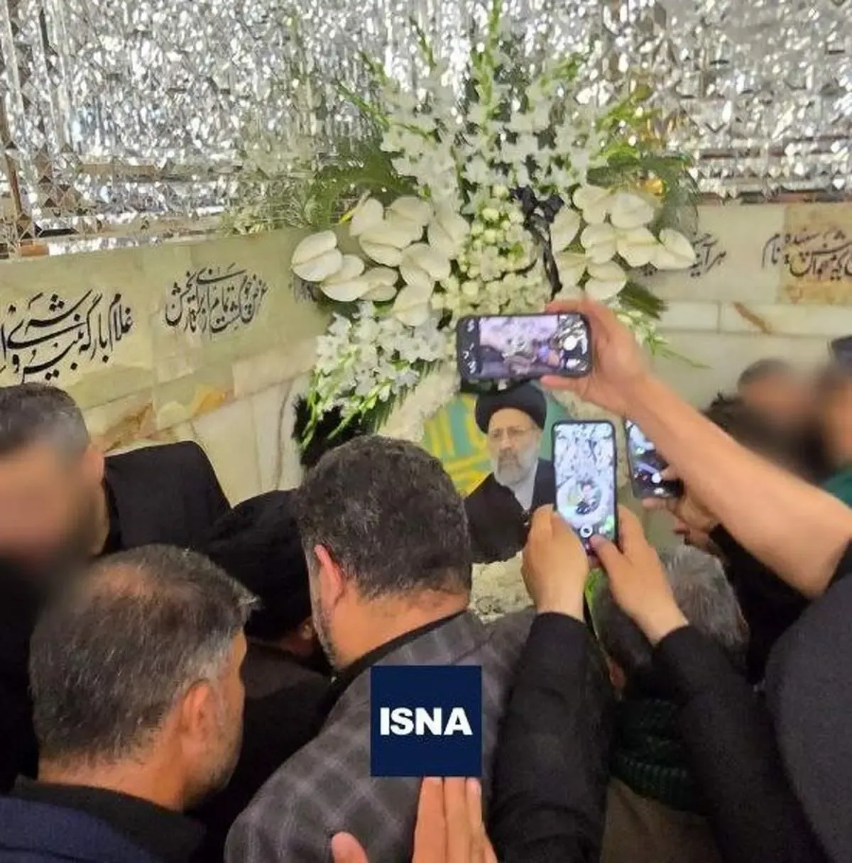 گلباران محل مزار ابراهیم رئیسی در حرم امام رضا (ع)/ عکس