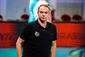 سرمربی والیبال دیر به فکر افتاد!