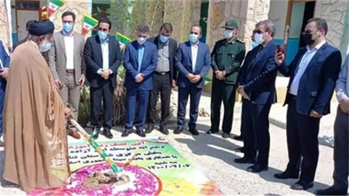 کلنگ احداث سومین مدرسه بانک سینا در شهرستان تنگستان بوشهر به زمین زده شد