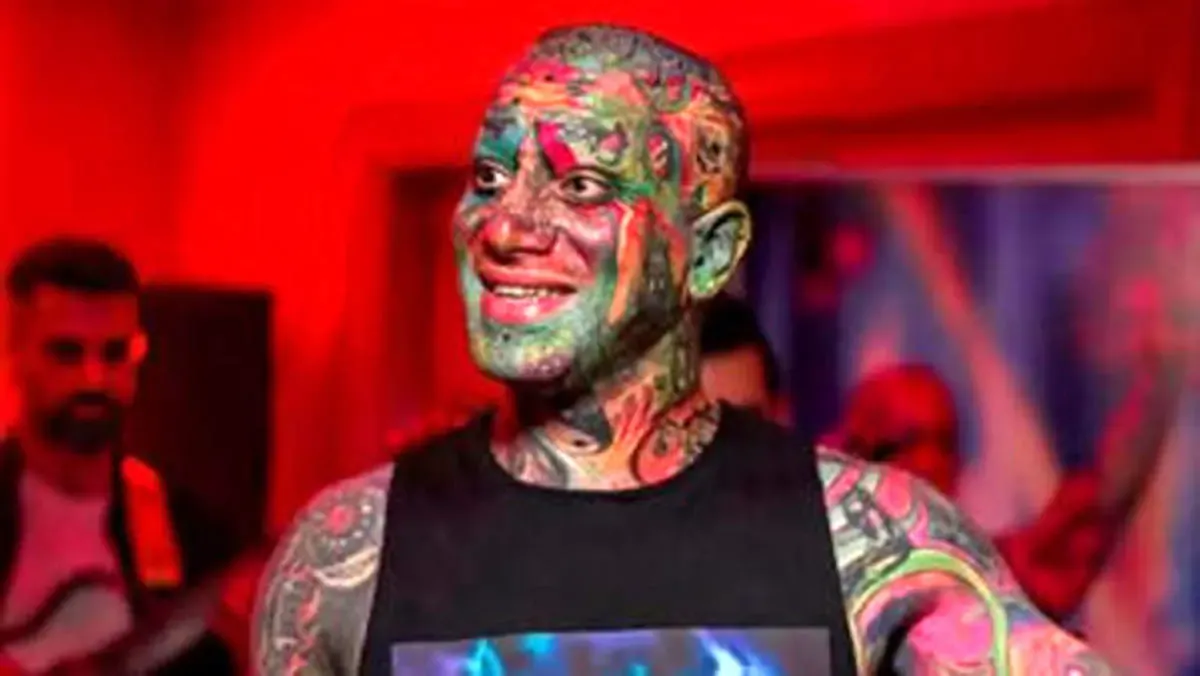 ماجرای قندان پرت کردن تتلو به سمت قاضی چیست؟