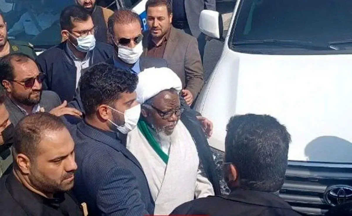 شیخ زکزاکی در نمازجمعه سخنرانی می‌کند