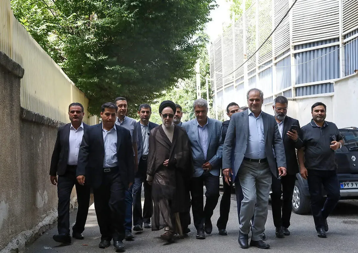 تصاویری جدید از خاتمی در کوچه های جماران قبل از رأی دادن