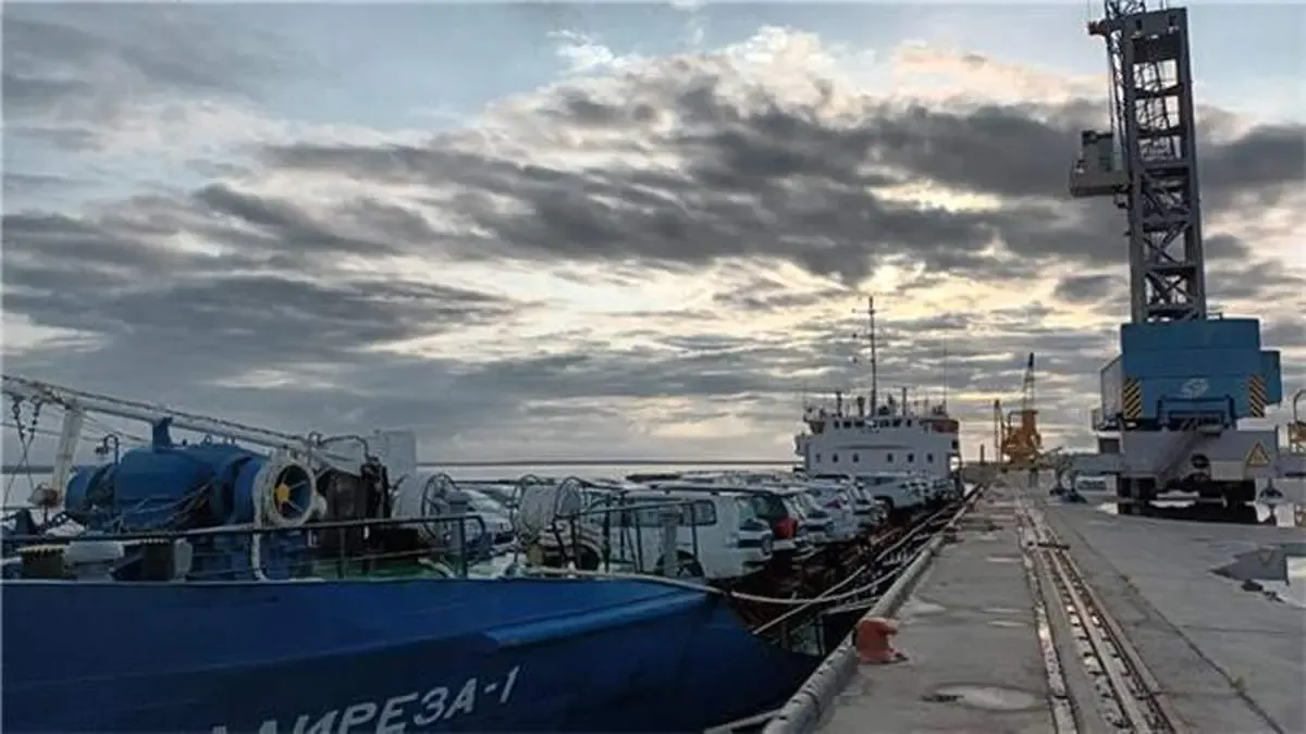 با حمل ۳۵۰ خودروی سواری ، خط ترانزیت خودرو از خلیج فارس به کشورهای حوزه خزر در بندرکاسپین راه اندازی شد