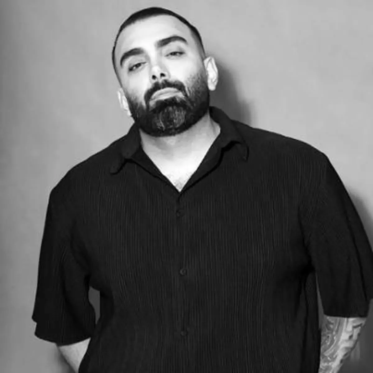 مسعود صادقلو در حال مانیکور در مرکز زیبایی/ ویدئویی که شاخ در می آورید