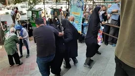 حضور سالمندان در صف‌های شلوغ و طولانی برای نوبت گرفتن تزریق واکسن!/ وزارت بهداشت به ما بی حرمتی کرد/ احساس تحقیرشدن دارم