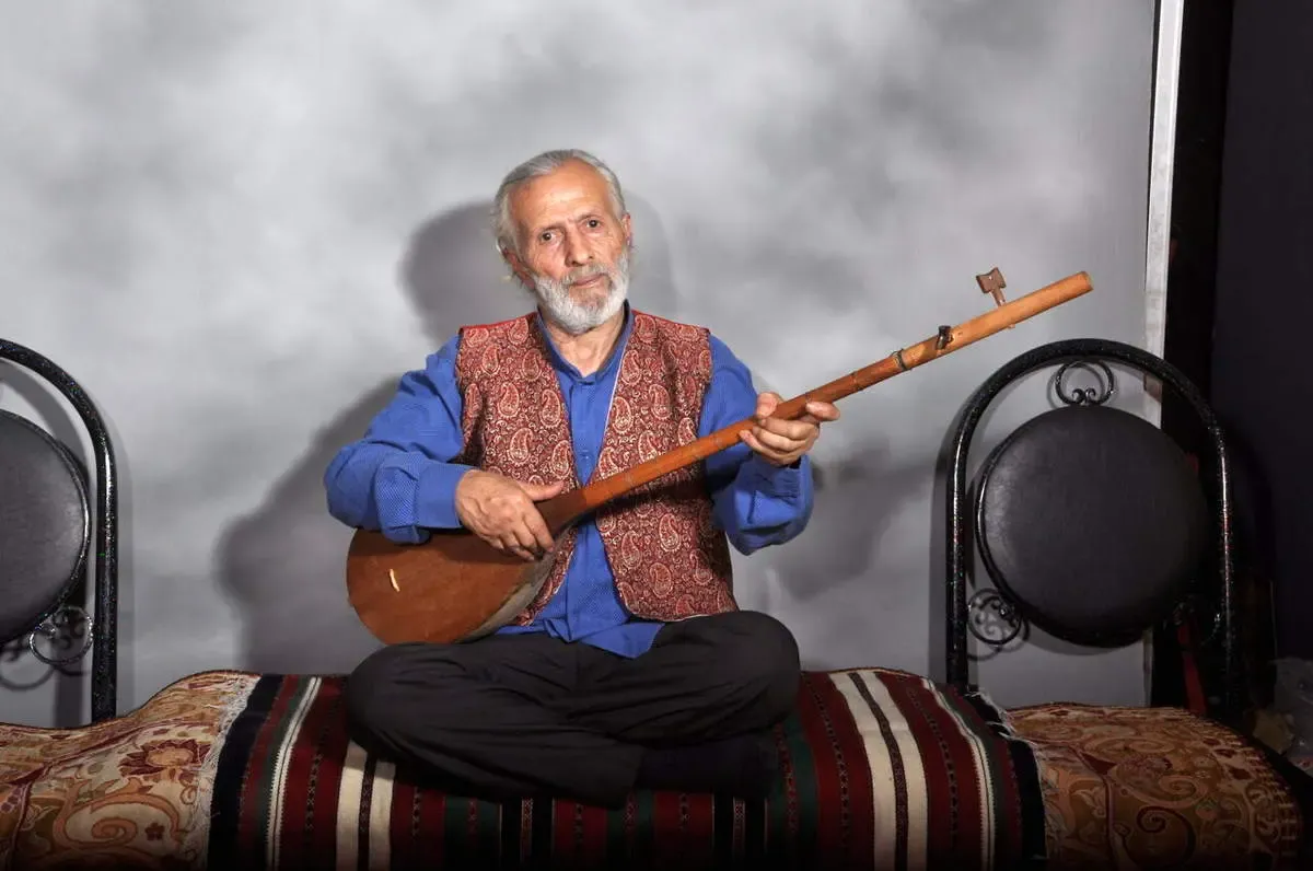 خواننده آهنگ های محلی سریال پایتخت این استاد چیره دست است