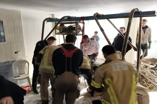 ببینید/ گرفتار شدن دو کارگر در چاه ۲۵ متری/ جزئیات