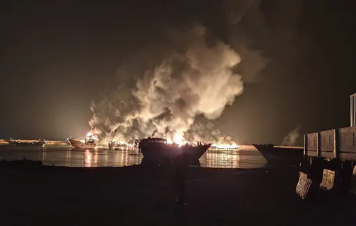 ۱۶ لنج باری در آب‌های جنوب آتش گرفتند