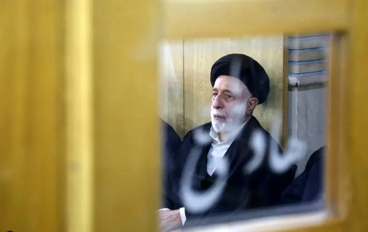 ببینید | عکسی جالب از برادر رهبر انقلاب در حاشیه یک مراسم ختم