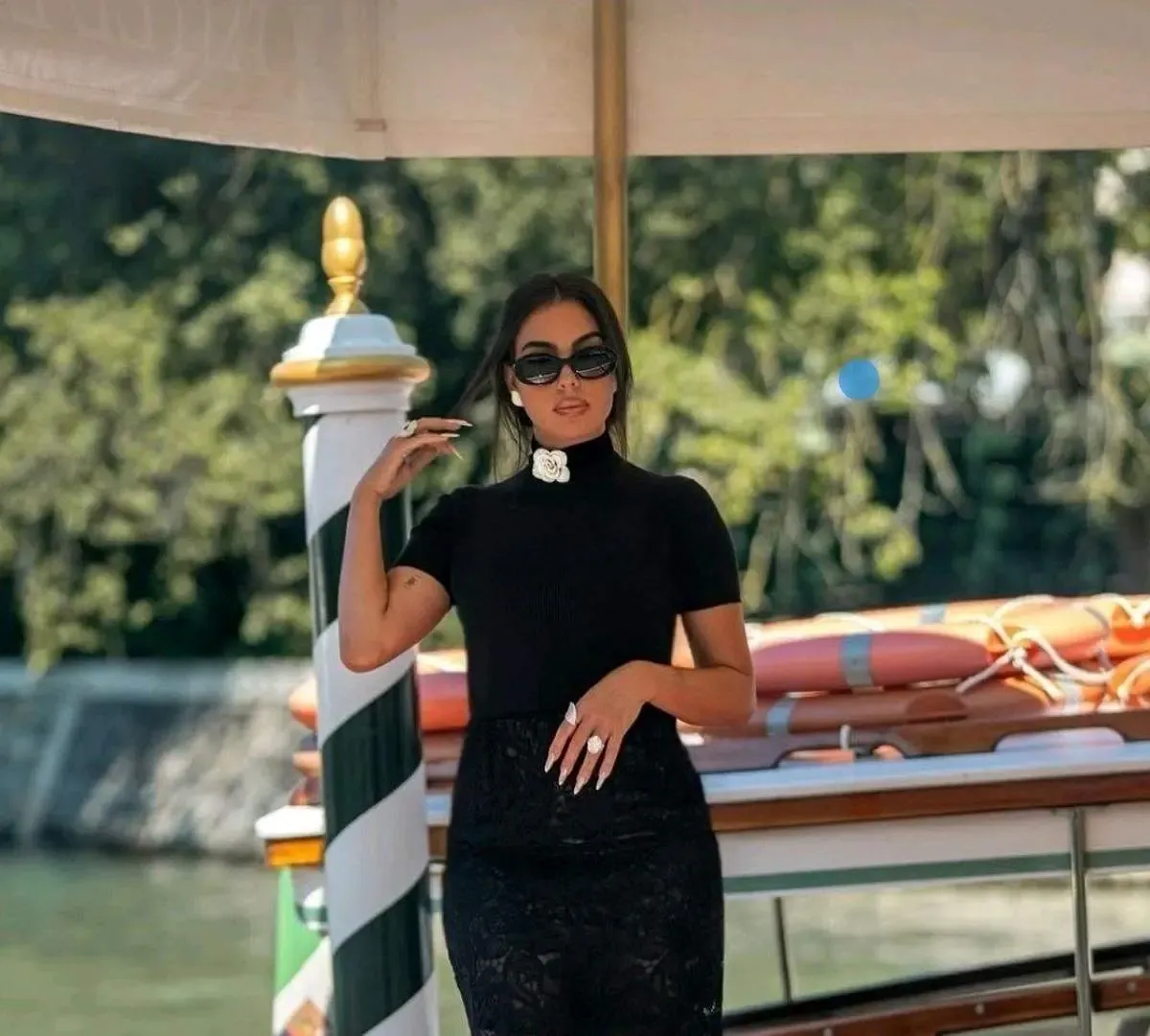 جورجینا رودریگز با لباس و طلاهای خیره کننده در جشنواره ونیز/ عکس