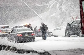 بارش شدید برف از جمعه تا یکشنبه 28 بهمن در این مناطق/ کولاک برف در جاده ها