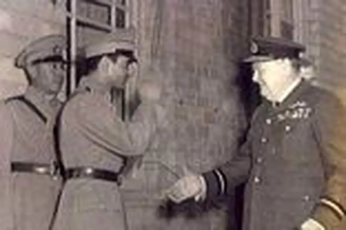 محمدرضا پهلوی در حال دست دادن با چرچیل+ عکس