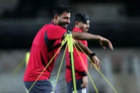 رقص بی ادبانه مدافع سپاهان جلوی بازیکنان ناراحت پرسپولیس!/ فیلم