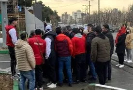 تجمع پرسپولیسی ها مقابل وزارت ورزش/ شعار علیه درویش