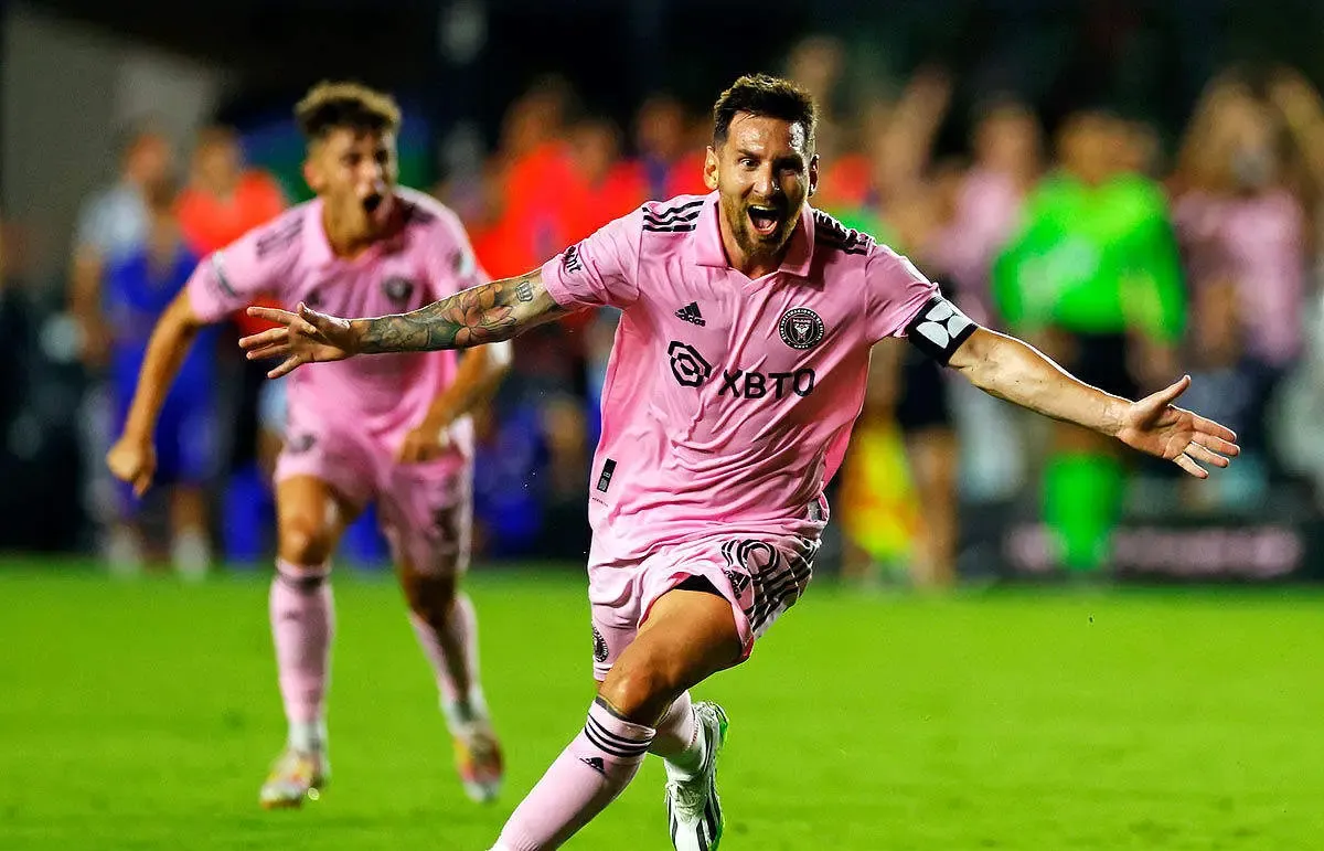 ببینید | در دیدار فوق ستاره فوتبال و خواننده معروف چه گذشت؟