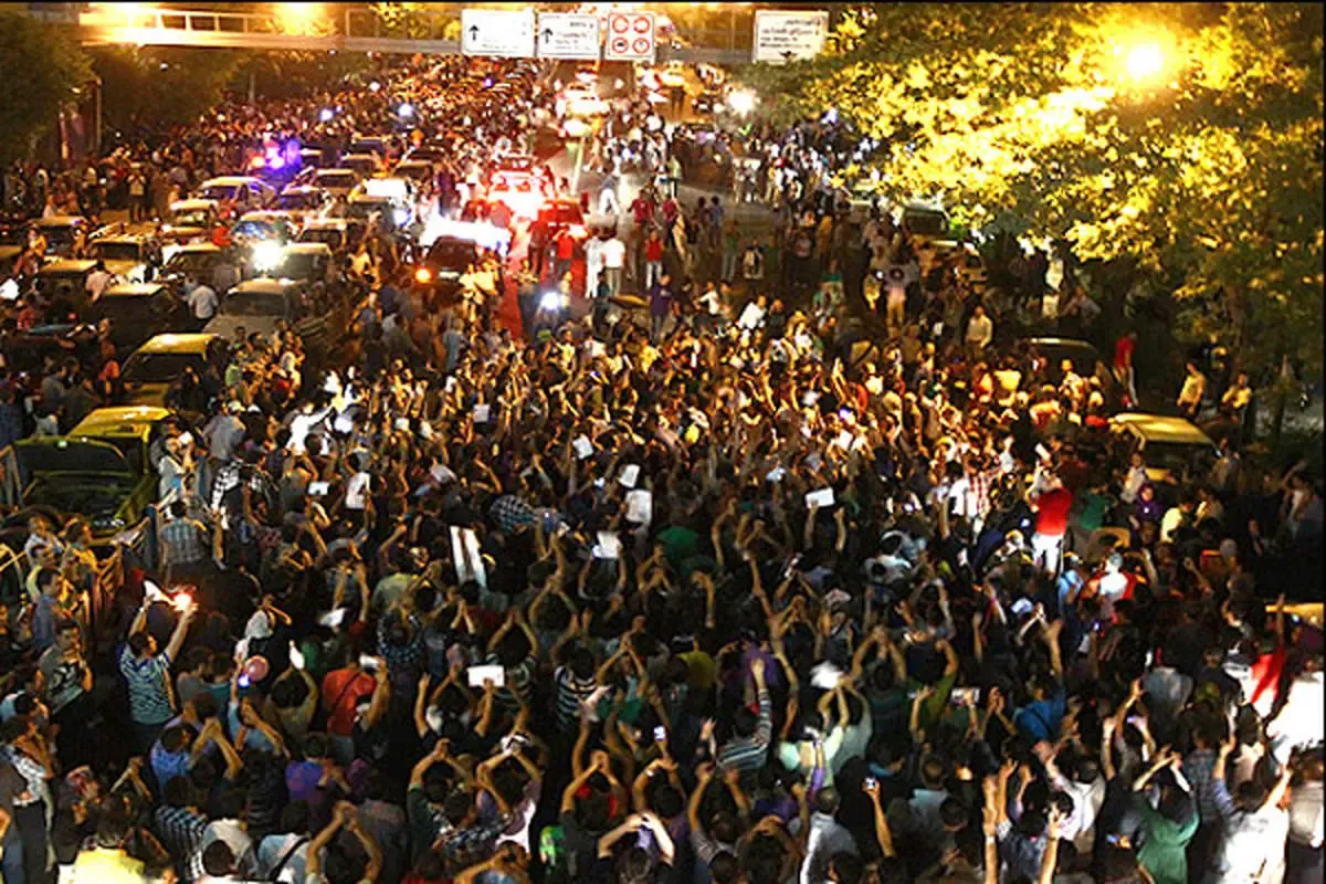 رقص و پایکوبی هواداران یک کاندیدا در خیابان!/ فیلم