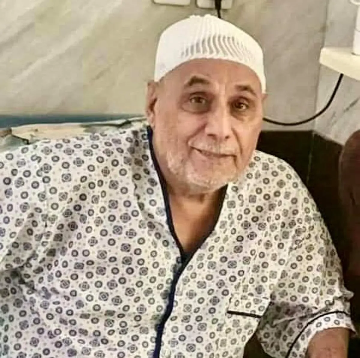 عمو قناد با سر باندپیچی شده و لب خندان از بیمارستان مرخص شد/ عکس