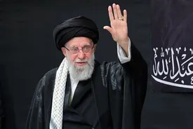 قابی دیده نشده از داماد رهبر شهید در کنار ایشان/ عکس