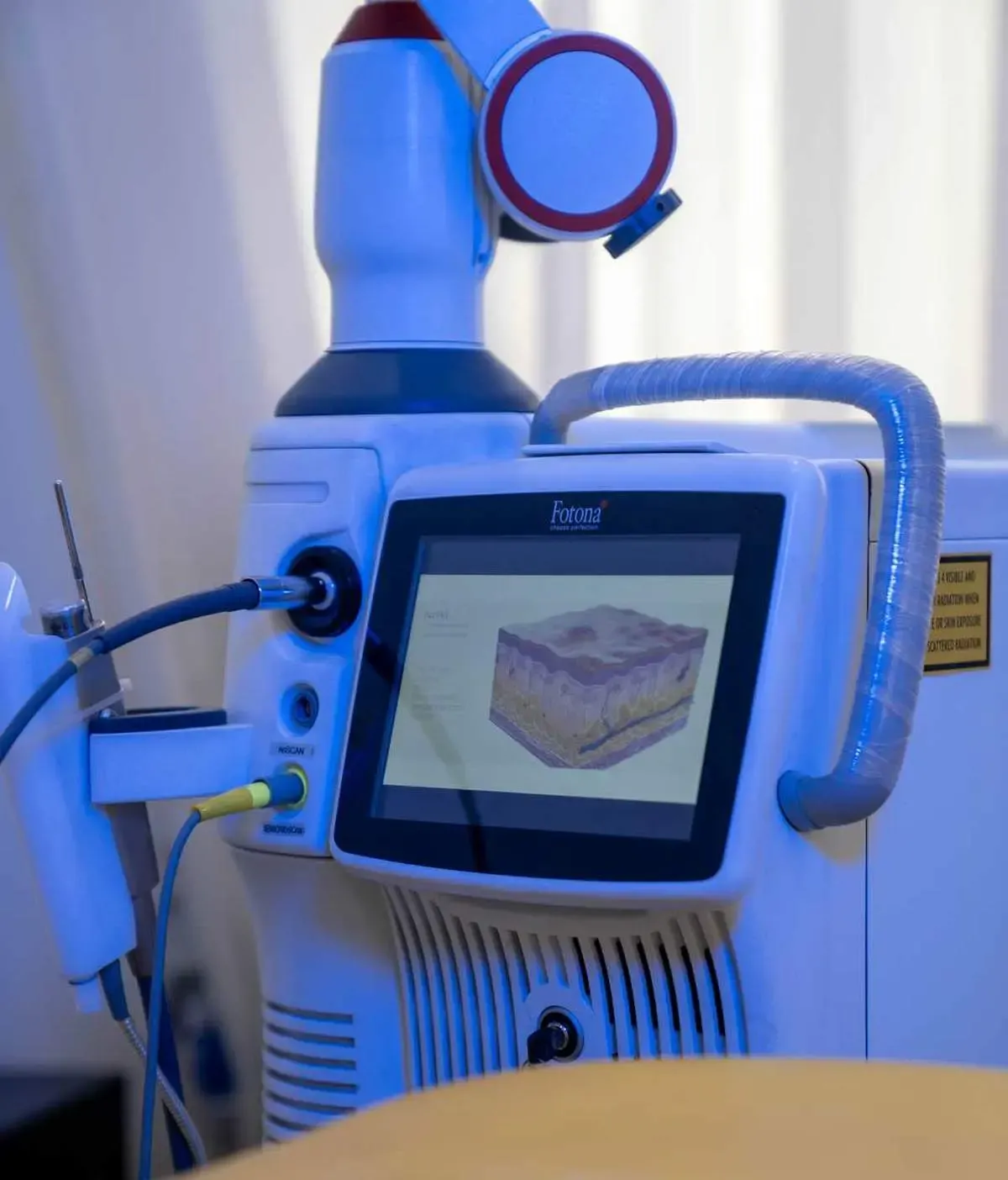 معجزه لیزر فوتونا در مشهد: پوستی شفاف و جوان در کلینیک شاپرک طلایی