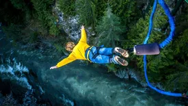 ببینید | لحظه دلخراش پاره شدن طناب بانجی جامپینگ و سقوط یک زن از آن