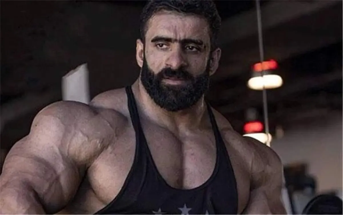 قهرمان مستر المپیا در حال گچ کاری