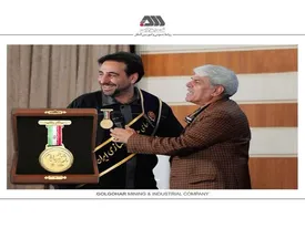 اهدای نشان افتخار و حمایل حامی مدرسهسازی ایران به ایمان عتیقی مدیر عامل شرکت گل گهر