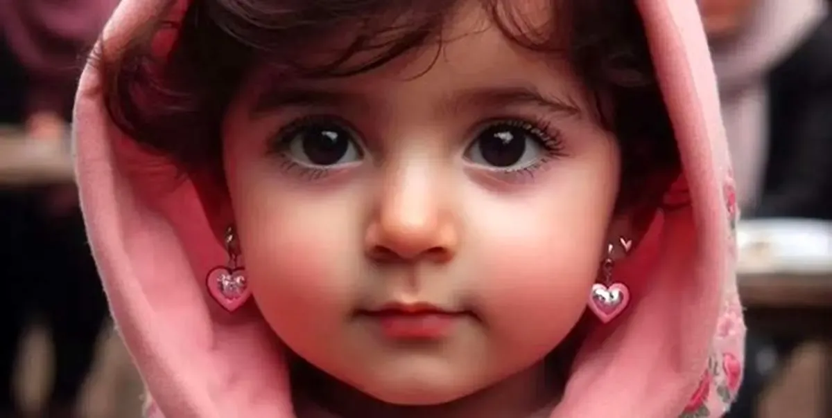 عکس واقعی ریحانه 2 ساله با  کاپشن صورتی و گوشواره قلبی