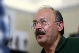 جلوی این کوتوله ها که پشت انقلاب پنهان شده اند را بگیرید!