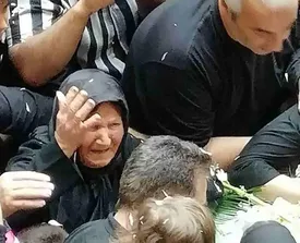 بی‌تابی‌های مادر خلبان بهروز قدیمی جلوی تابوت فرزندش/ عکس