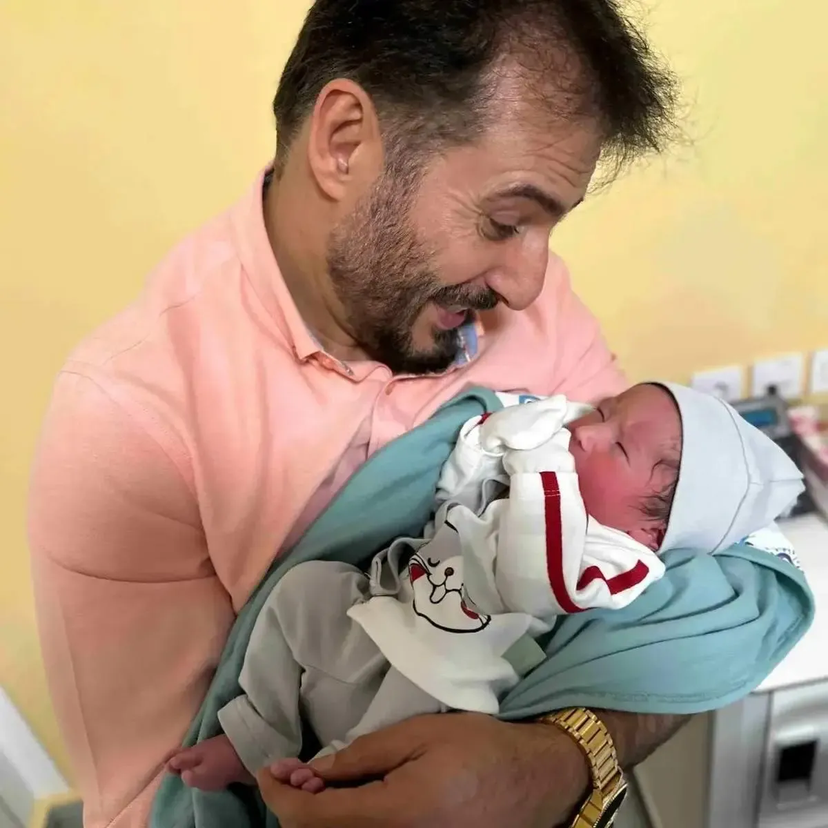 رونمایی یک بازیگر از نوه اش!