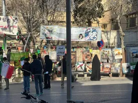 پلاکارد «ظریف گورِتو گم کن» در راهپیمایی امروز تهران