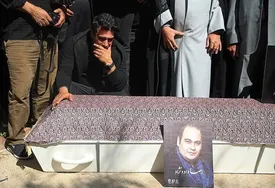 تصاویری غم‌انگیز از خاکسپاری رضا داودنژاد