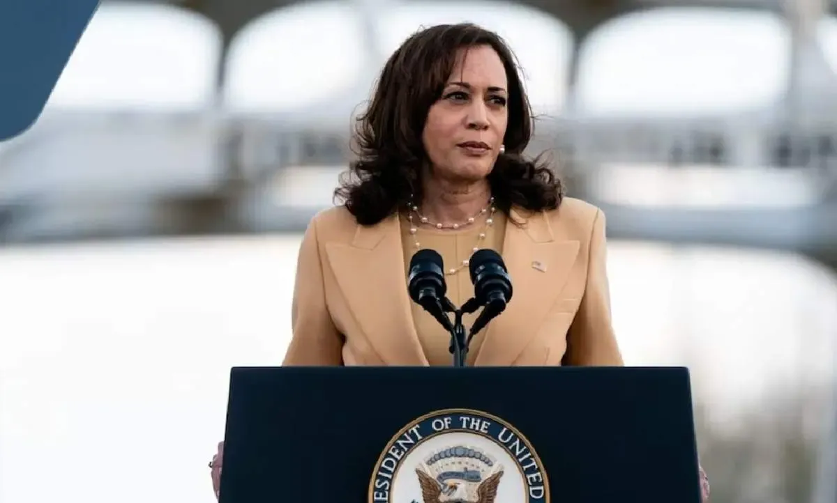 رفتار غیرعادی «کامالا هریس» و معاونش جنجال برانگیز شد