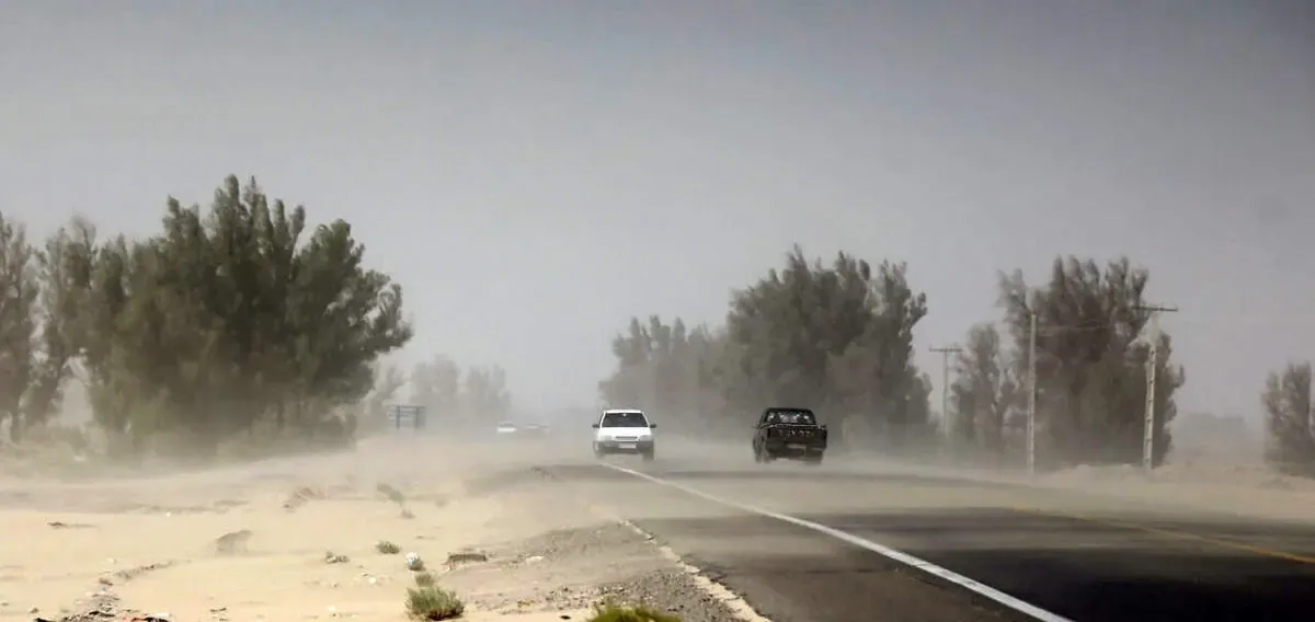 طوفان شن ٢ مسیر جاده‌ای خراسان رضوی را مسدود کرد