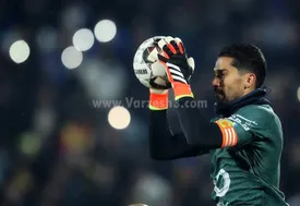 گلر پرسپولیسی گلر استقلال را بوسید/ عکسی که جاودان می شود