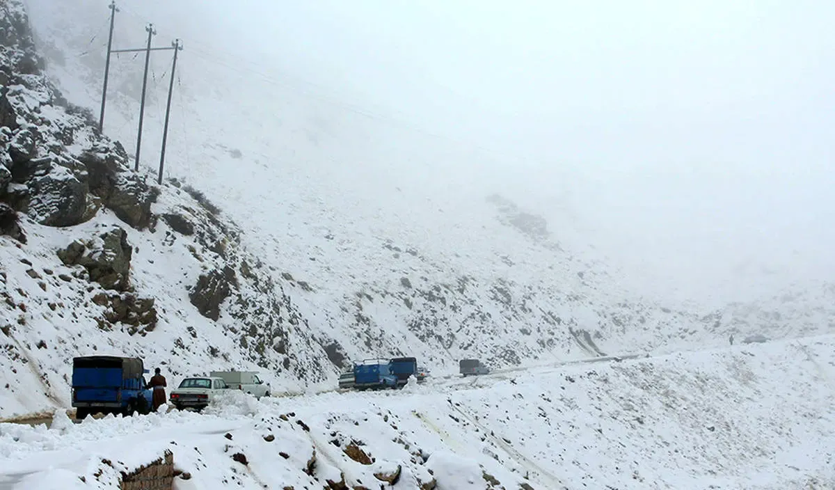 محور مریوان به پاوه زیر برف مدفون شد/ فیلم