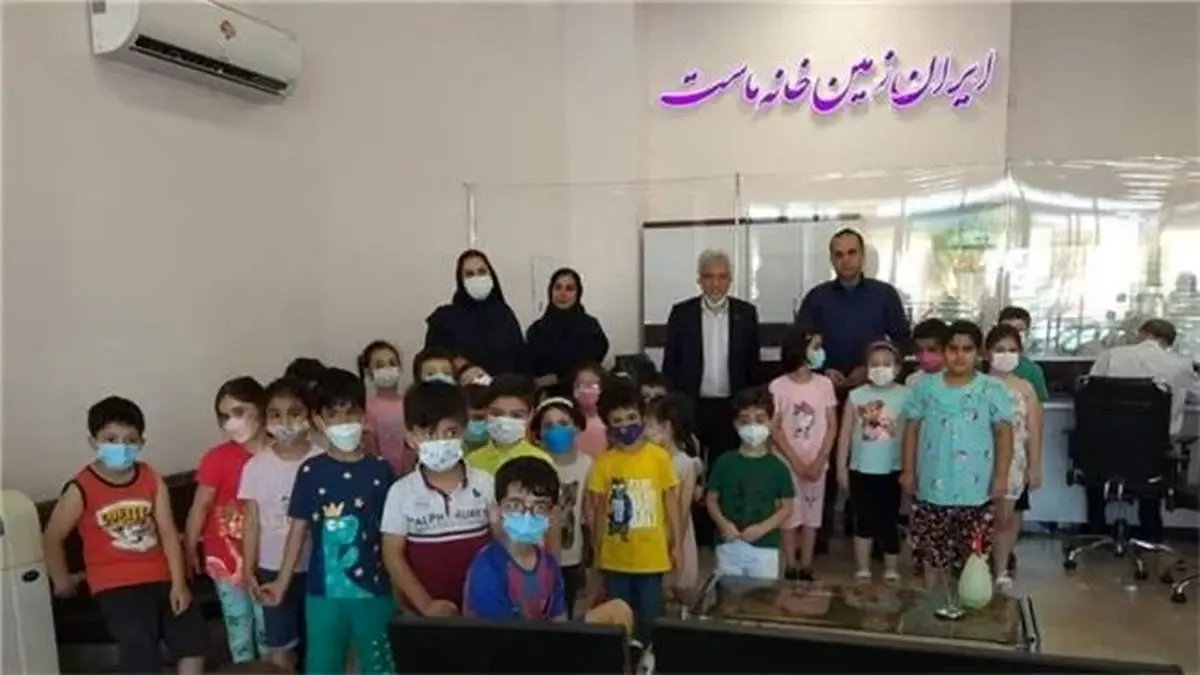 بازدید کودکان از شعبه بانک ایران زمین
