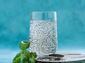 تخم شربتی واقعاً جلوی کمآبی بدن را میگیرد؟