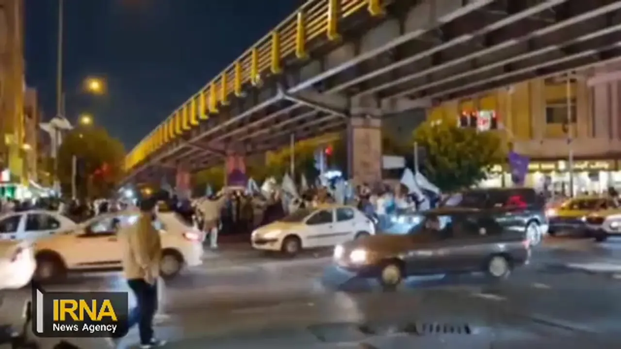 حضور هواداران پزشکیان در چهارراه حافظ بعد از لغو برنامه در ورزشگاه حیدرنیا / فیلم