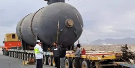 یک کامیون برق نائین را قطع کرد