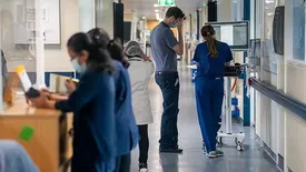 ملاقات با پزشک عمومی در انگلیس یک ماه طول می‌کشد