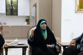 مادر طارمی: پای انقلاب و مقام معظم رهبری ایستاده ایم