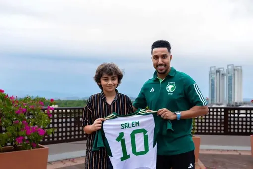 مرد سال آسیا آرزوی کودک پاکستانی را برآورده کرد