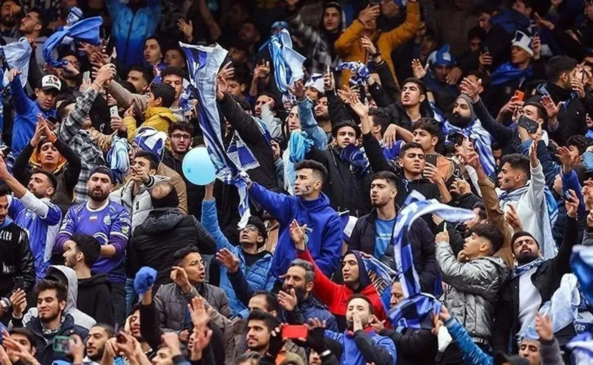 حاشیه دربی ۱۰۳| باران پرتاب اشیا و بازدید داوران از زمین