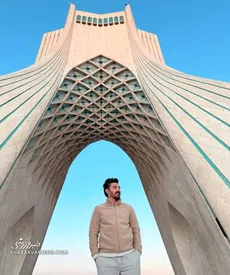 عکس/ ژست دهه ۶۰ رضا گوچی زیر برج آزادی