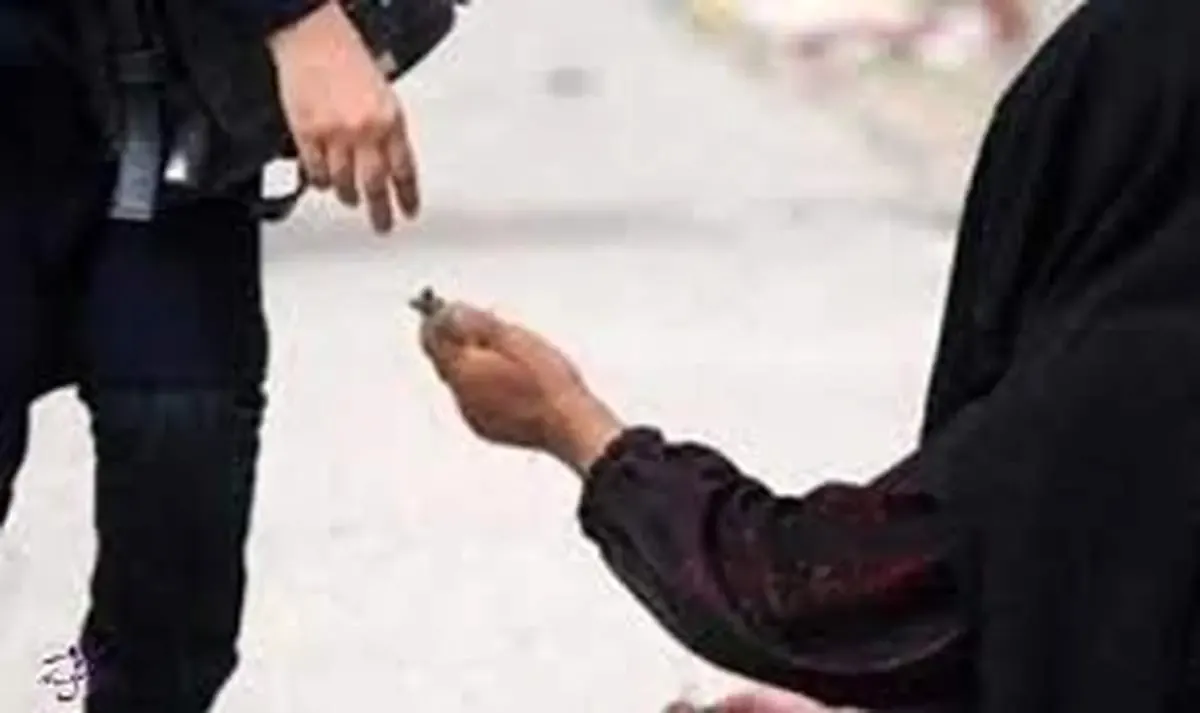 مردان متکدی برای کسب درآمد بیشتر لباس زنانه بر تن می‌کنند