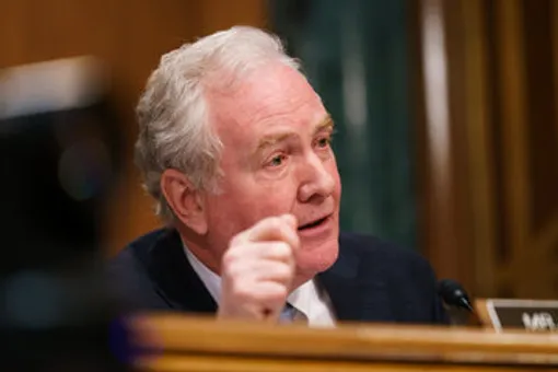 سناتور آمریکایی: ترامپ در مورد مذاکره با ایران دروغ می‌گوید