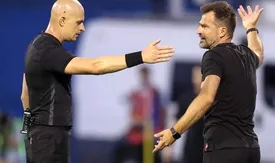 اخراج دروازه‌بان جنجالی و منفور از زمین بازی