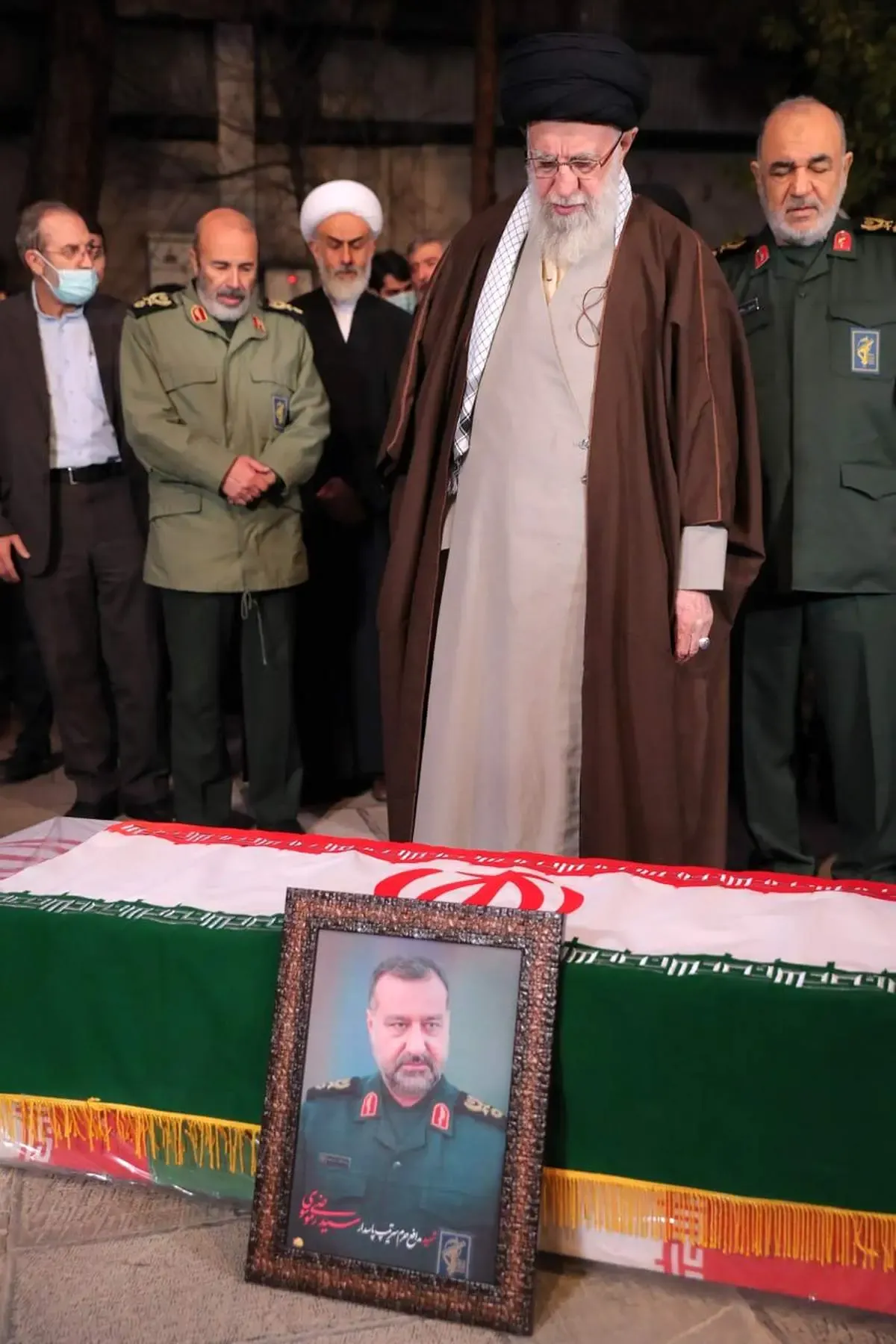 تصاویری از رهبر انقلاب و ۲ فرمانده سپاه پاسداران در حاشیه اقامه نماز بر پیکر سردار شهید رضی موسوی