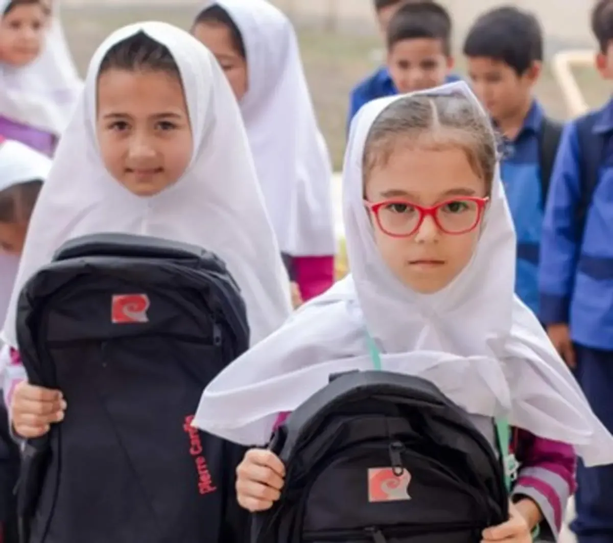 اهدای 3600 بسته لوازم التحریر به دانش آموزان مدارس بانک اقتصادنوین